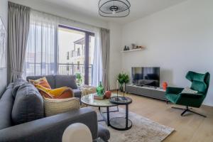 Posezení v ubytování HiGuests - Stylish Waterfront Apartment With Pool in La Mer