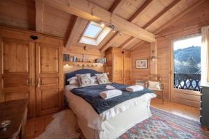 a bedroom with a bed in a wooden cabin at Chalet Renard in Morzine in Montriond