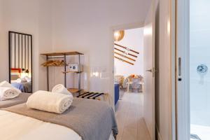 ein Schlafzimmer mit 2 Betten und Handtüchern darauf in der Unterkunft Ohliving Cathedral in Sevilla