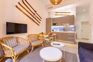 un salon avec un canapé et une table dans l'établissement Ohliving Cathedral, à Séville