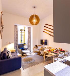 un salon avec un canapé et une table dans l'établissement Ohliving Cathedral, à Séville