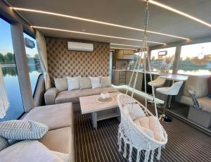 a living room on a boat with a swing at schwimmendes Luxboot in Parey