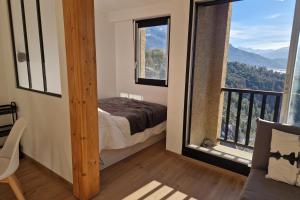 Un dormitorio con una cama y una ventana grande en Rare pearl with an incredible view of all Briançon, en Briançon