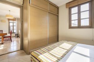 Glamorous Flat with Jacuzzi near Hadrians Gate في أنطاليا: غرفة نوم مع خزانة فيها سرير
