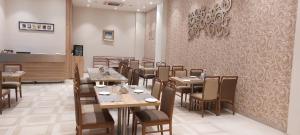 Ein Restaurant oder anderes Speiselokal in der Unterkunft Click Hotel Bhuj 