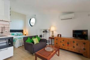 una sala de estar con un sofá y una cama en Urban Cabin, en Vila Nova de Gaia 8 fotos más