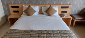 Ein Bett oder Betten in einem Zimmer der Unterkunft Click Hotel Bhuj