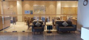Ein Sitzbereich in der Unterkunft Click Hotel Bhuj