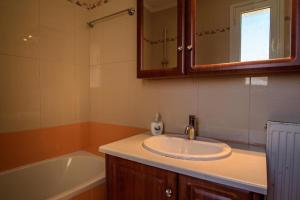 Et badeværelse på Elegant Penthouse with Sea View + 16 billeder