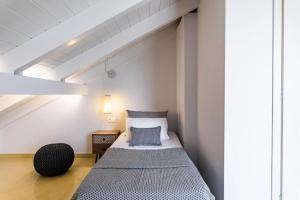 En eller flere senge i et værelse på Elegant Penthouse with Sea View