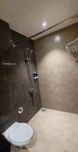 Ein Badezimmer in der Unterkunft Click Hotel Bhuj