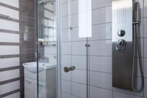 W łazience znajduje się prysznic i umywalka. w obiekcie Modern apt in Glyfada a Breath Away from the Sea - The View w Atenach