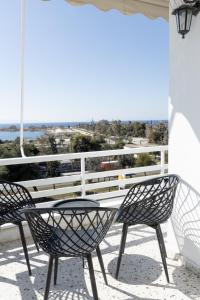 Duas cadeiras e uma mesa numa varanda em The View Feb 2023 last renovation em Atenas