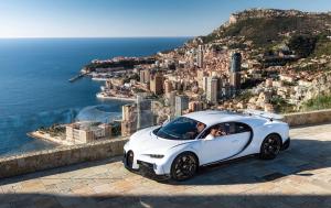 un coche blanco estacionado en la cima de una montaña en MONACO # MENTON - 4 PERSONS - HYPERCENTER - BEACH AND SUN - PRIVATE PARKING - CLIM - FULL RENOVATED - FAST WIFi, en Menton 123 fotos más