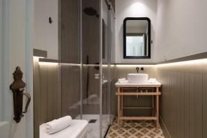 y baño con ducha, aseo y lavamanos. en Laranjais Boutique Suites & Apartments Porto, en Oporto