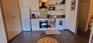 Кухня или мини-кухня в Perle de Corail, appartement à 2 minutes à pied de la plage, 1 à 4 personnes, Saint Leu
