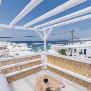 uma varanda com vista para o oceano em Melina's House Mykonos Town em Míconos