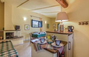 sala de estar con mesa y cocina en La Fortezza Alta, en Avigliano