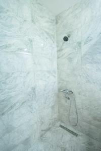 bagno con doccia e porta in vetro di Hotel Libiza a Gebze
