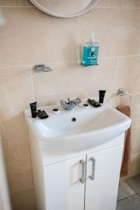 a bathroom with a white sink and a mirror at Hullidays - Hymers Apartment in Hull