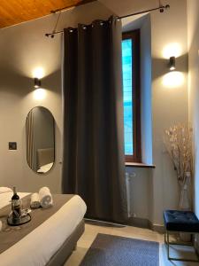 1 dormitorio con cortina de ducha negra y espejo en Soha Piazza Di Spagna Boutique en Roma
