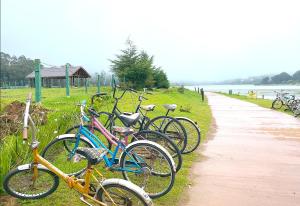 a row of bikes parked next to a sidewalk at Breeze Holiday Casa in Nuwara Eliya