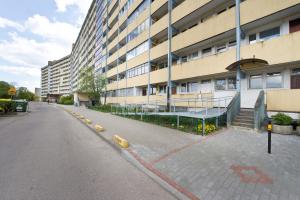 uma rua vazia em frente a um edifício em Mieszkanie Słoneczny Kąt, 2-pokoje em Gdansk