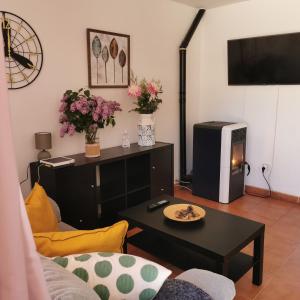 TV a/nebo společenská místnost v ubytování CASITAS PINILLA DEL VALLE