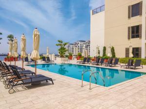 Bazén v ubytování HiGuests - Stylish Waterfront Apartment With Pool in La Mer nebo v jeho okolí