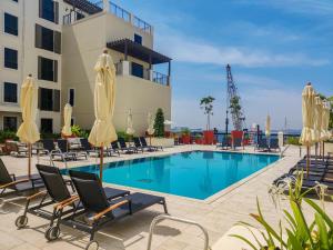 Bazén v ubytování HiGuests - Stylish Waterfront Apartment With Pool in La Mer nebo v jeho okolí