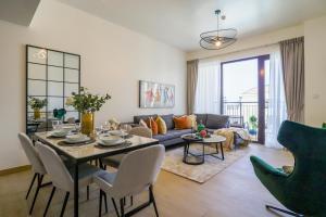 Posezení v ubytování HiGuests - Stylish Waterfront Apartment With Pool in La Mer