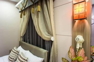 A bed or beds in a room at Bei Pin B&B