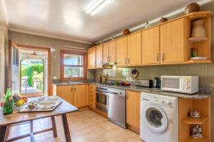 een keuken met wasmachine en droger bij Villa Tomeu in Pollença