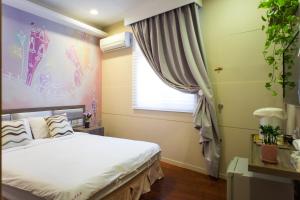 A bed or beds in a room at Bei Pin B&B