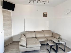 uma sala de estar com um sofá e uma mesa em Gruberhof em Pill