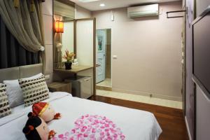 A bed or beds in a room at Bei Pin B&B