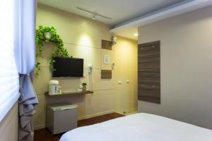 A television and/or entertainment centre at Bei Pin B&B