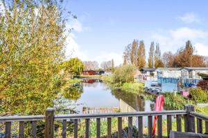 Gallery image of Spacious Stunning Lakeside 3 bed Holiday Home in Northampton