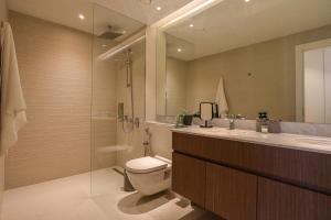 Koupelna v ubytování HiGuests - Stylish Waterfront Apartment With Pool in La Mer