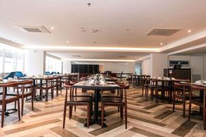 吉隆坡的住宿－Days Hotel & Suites by Wyndham Fraser Business Park KL，大型用餐室配有桌椅