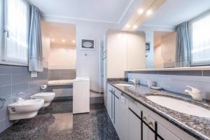 La salle de bains est pourvue de 2 lavabos et de 2 toilettes. dans l'établissement Casa Vacanze Baccolo, à Polpenazze del Garda