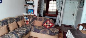 uma sala de estar com um sofá com almofadas em Nur home Abuzer Yegin em Istambul