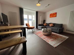 uma sala de estar com um sofá e uma mesa em Stylish 2 Bed Riverside Flat, Single or Kingsize beds, Free Parking em Southampton