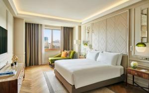 Tempat tidur dalam kamar di InterContinental Athenee Palace Bucharest, an IHG Hotel