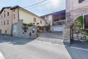 un estacionamiento vacío junto a algunos edificios en Casa Vacanze Baccolo en Polpenazze del Garda