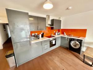 a kitchen with a washer and a washing machine at Stylish 2 Bed Riverside Flat, Single or Kingsize beds, Free Parking in Southampton