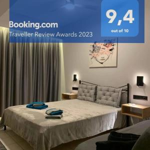 um quarto de hotel com uma cama com uma faixa azul em Ilianna's Home Β3 - Marina,Kalamata em Kalamata