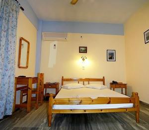 een slaapkamer met een groot houten bed in een kamer bij Idroussa in Batsi