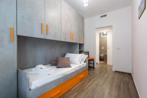 1 dormitorio con 1 cama con armario de color naranja en Conteduca Apartment by BarbarHouse, en Fasano