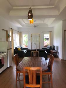 een eetkamer en een woonkamer met een tafel en stoelen bij Villa Jasri 3 - 2 in Jasri